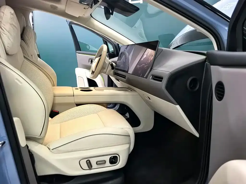 Li Auto i8 — фото 9