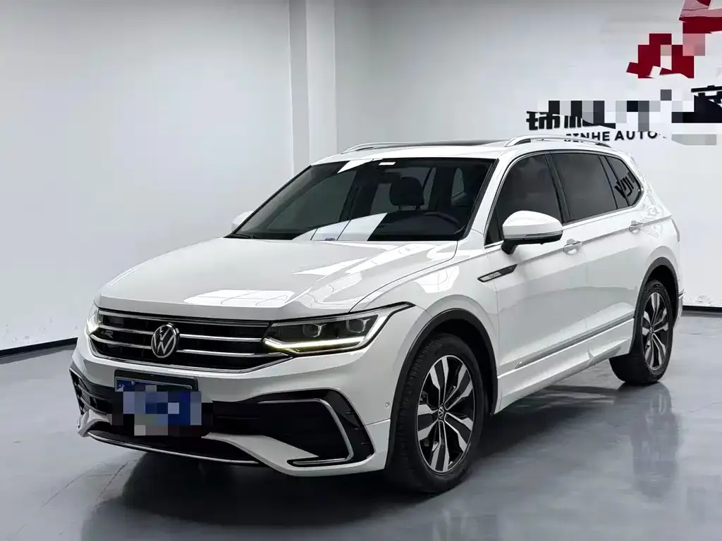 Volkswagen Tiguan L — фото 1