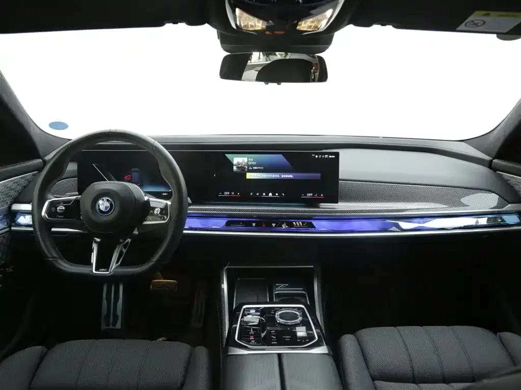 BMW i7 M70L — фото 7