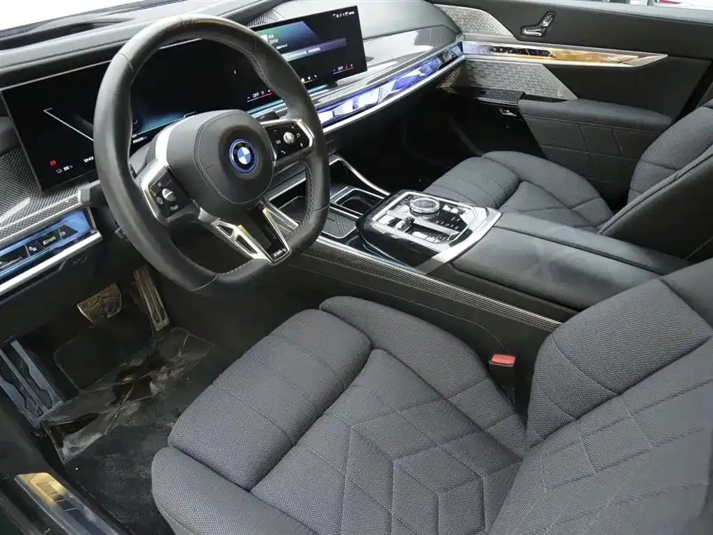 BMW i7 M70L — фото 10
