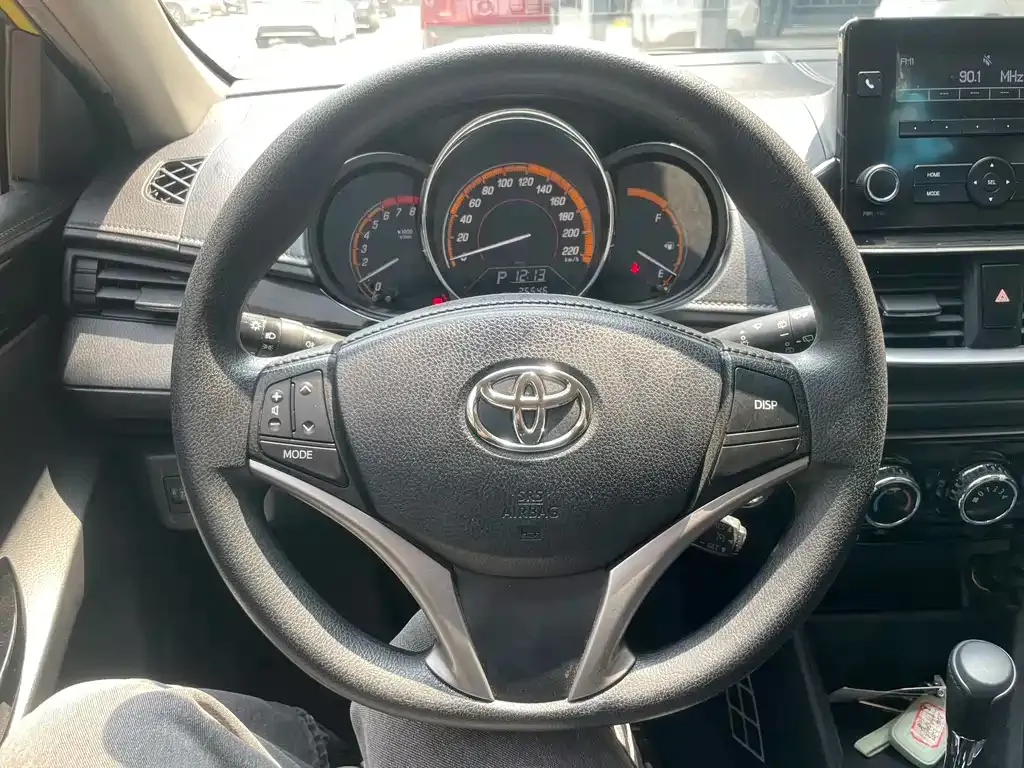 Toyota Yaris L — фото 2
