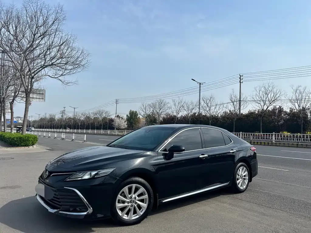 Toyota Camry — фото 1