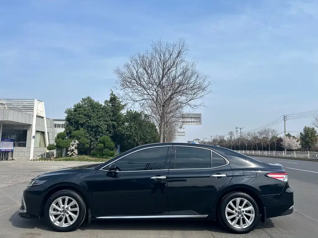 Toyota Camry — фото 5