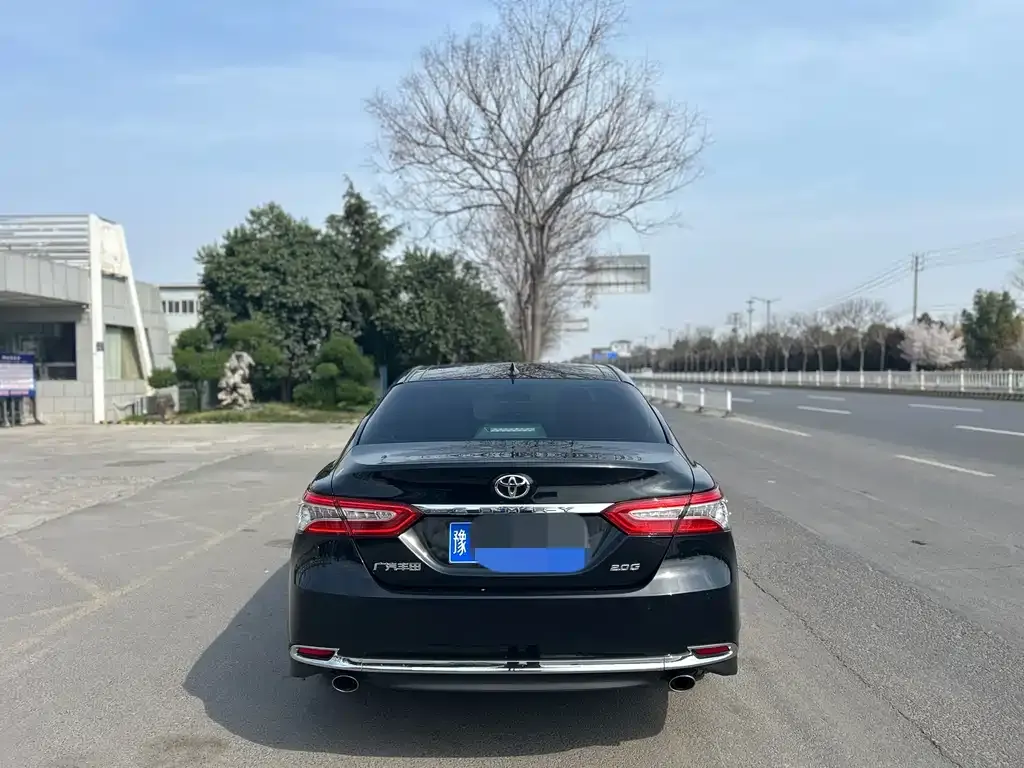 Toyota Camry — фото 2