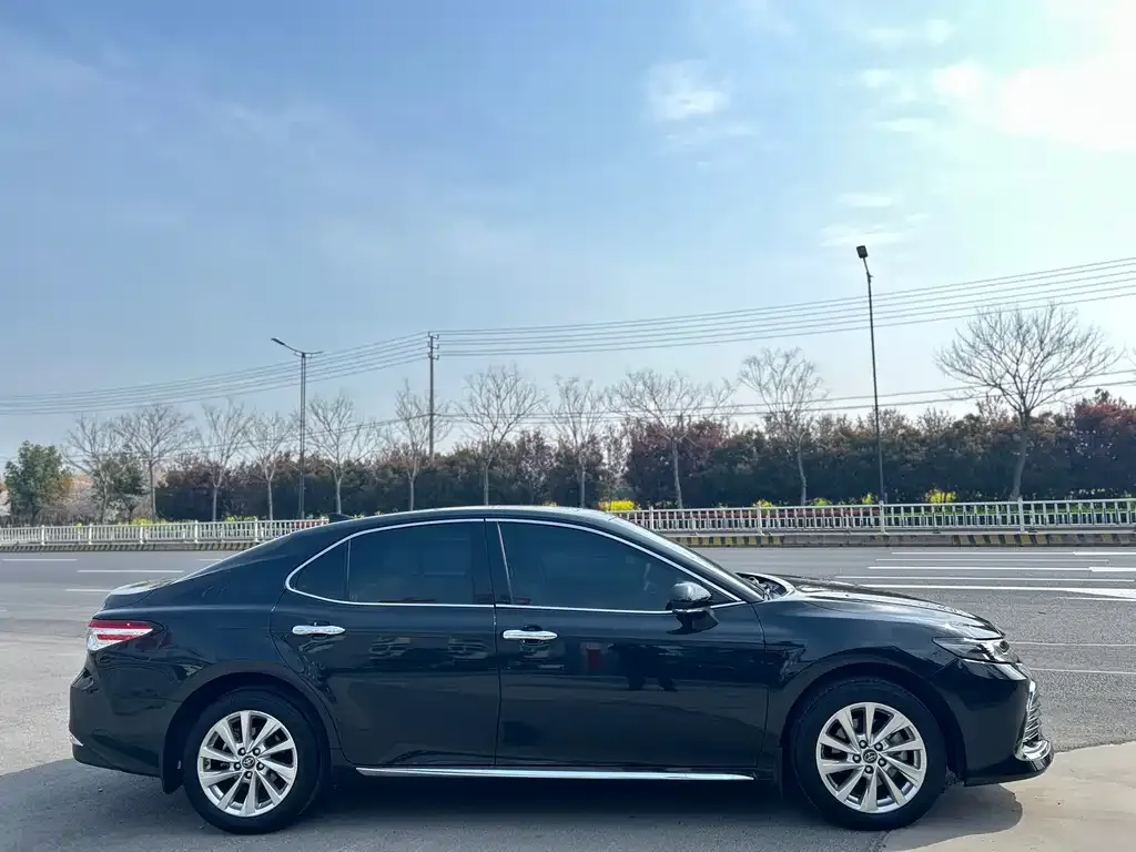 Toyota Camry — фото 6