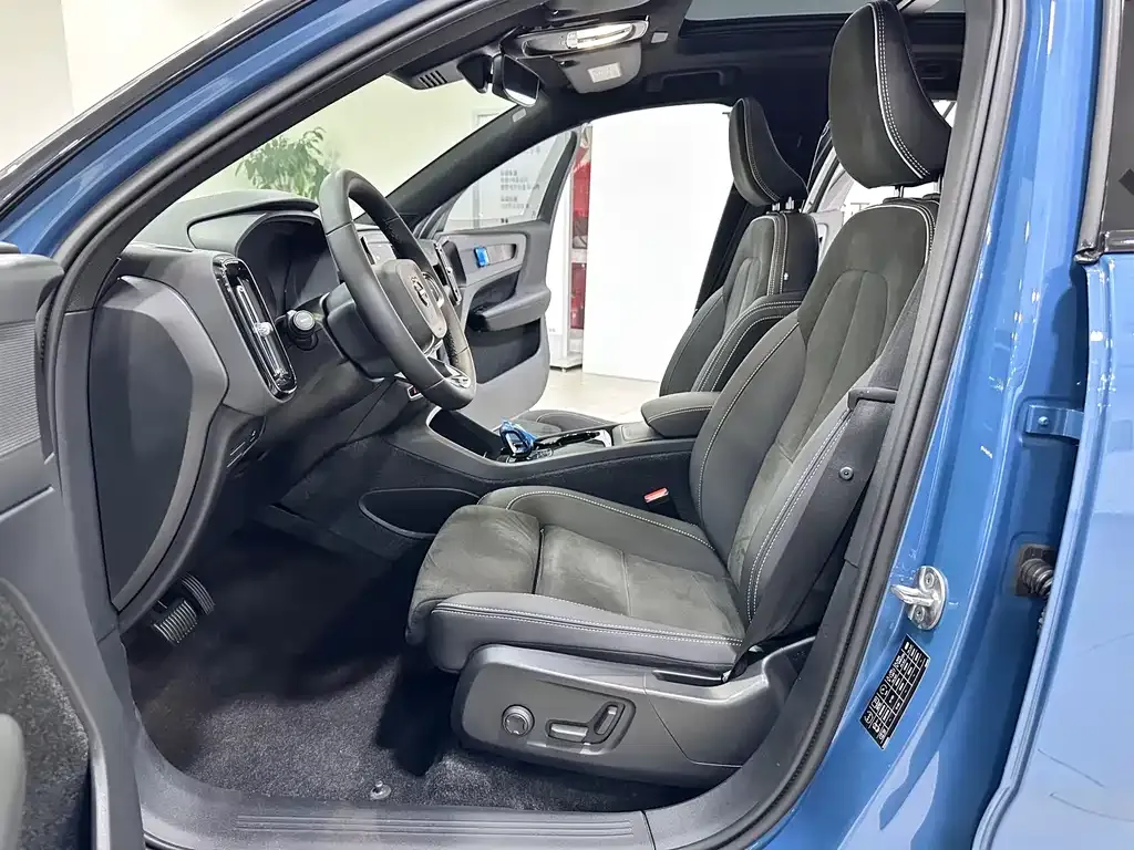 Volvo XC40 NEV — фото 4