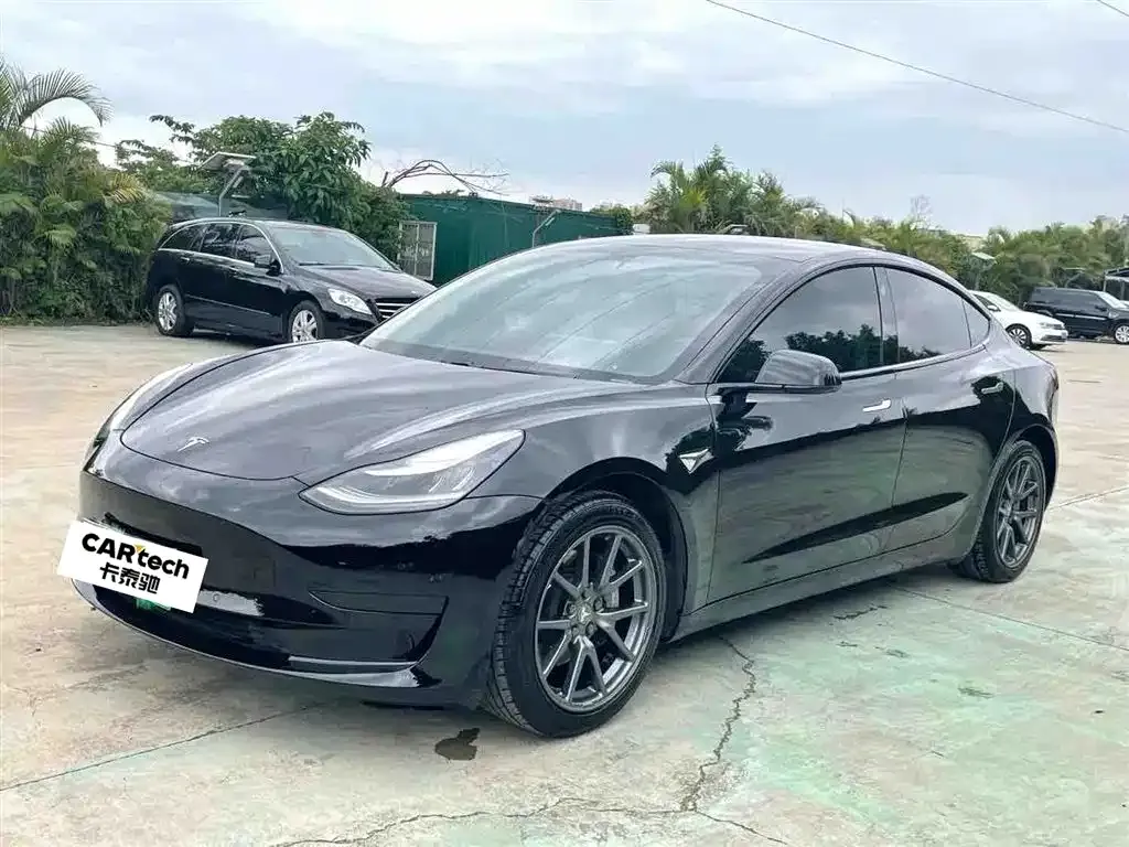 Tesla Model 3 — фото 1