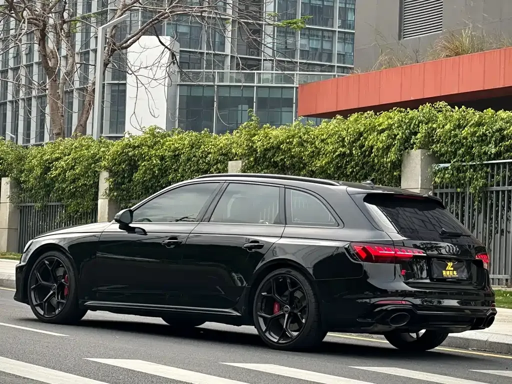 Audi RS 4 — фото 10