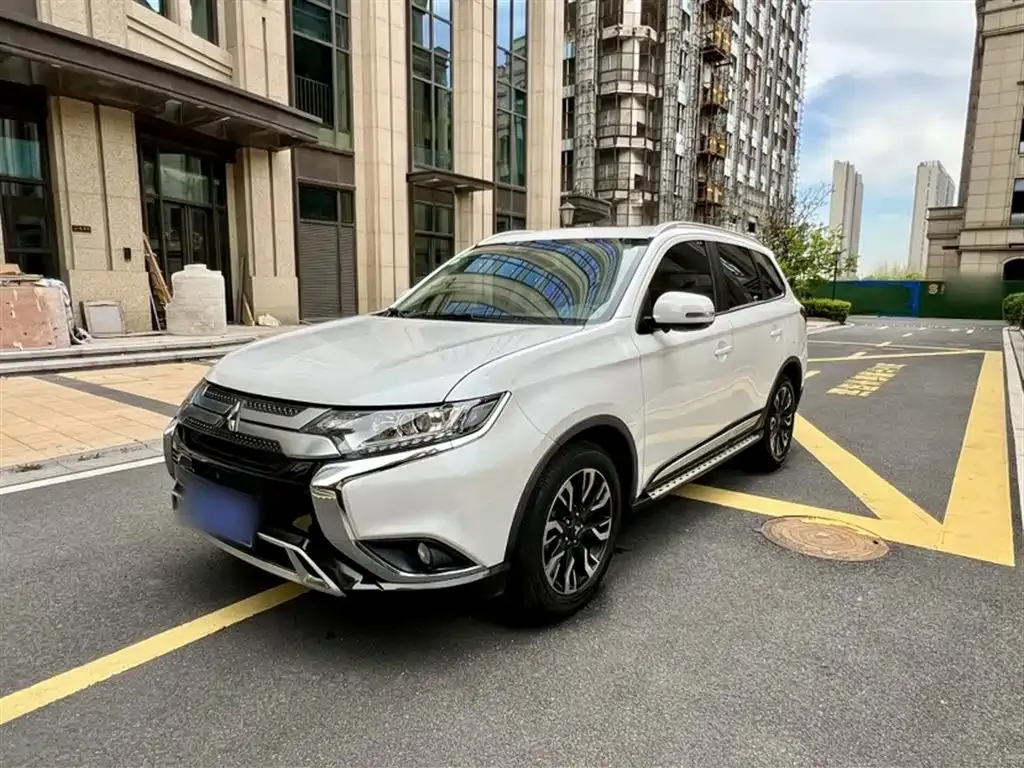 Mitsubishi Outlander — фото 1