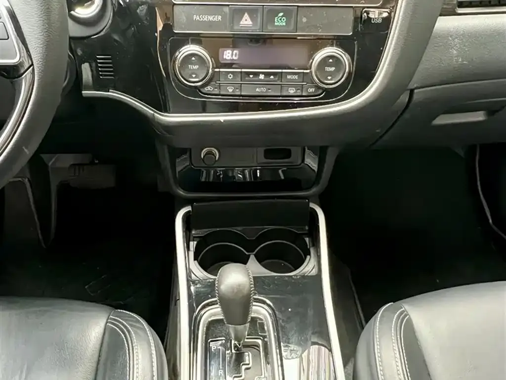 Mitsubishi Outlander — фото 9