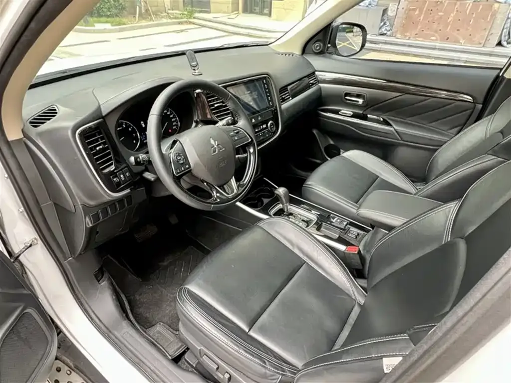 Mitsubishi Outlander — фото 5