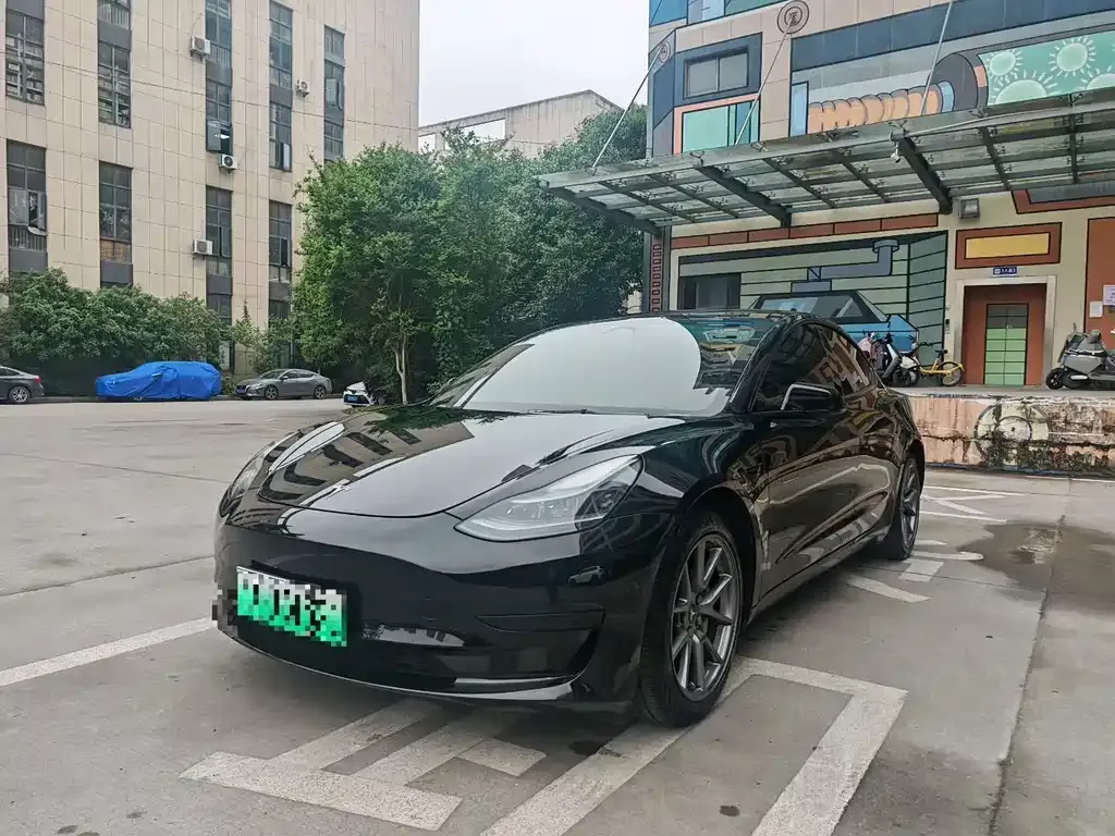 Tesla Model 3 — фото 1