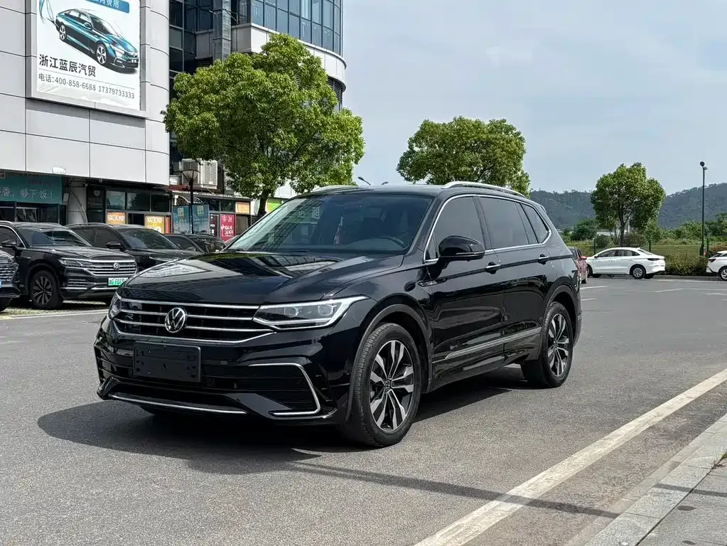 Volkswagen Tiguan L — фото 1