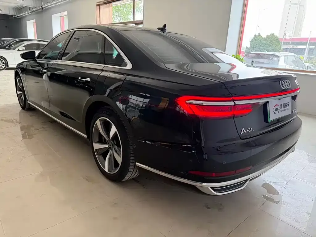 Audi A8 — фото 5