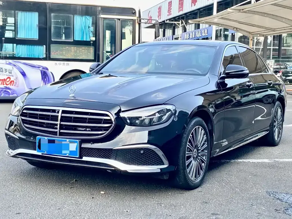 Mercedes-Benz E-Class — фото 1