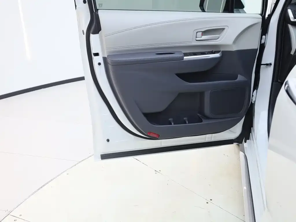 Toyota Granvia — фото 10