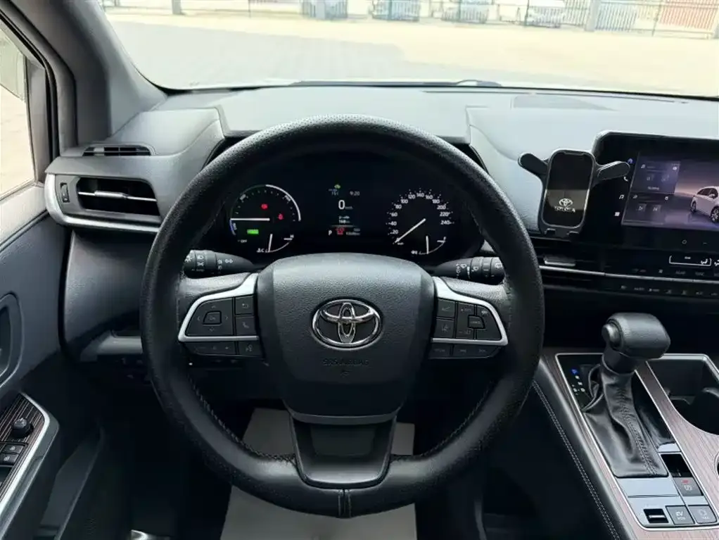 Toyota Granvia — фото 6