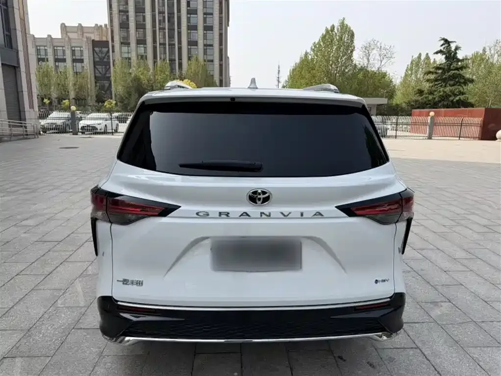 Toyota Granvia — фото 4