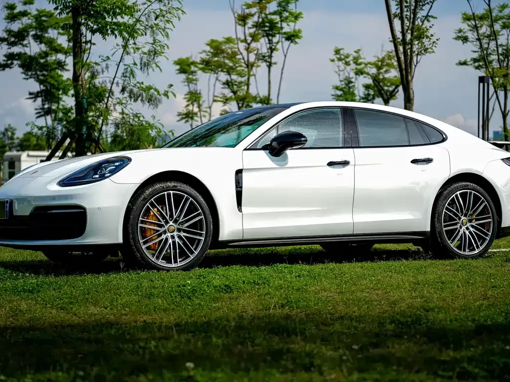 Porsche Panamera — фото 1