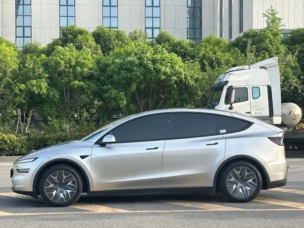 Tesla Model Y L — фото 9