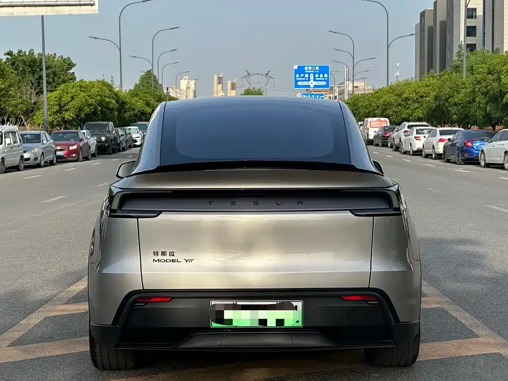 Tesla Model Y L — фото 7