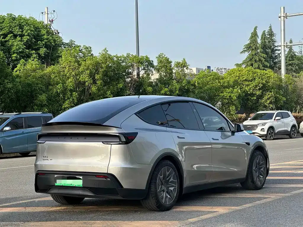 Tesla Model Y L — фото 8