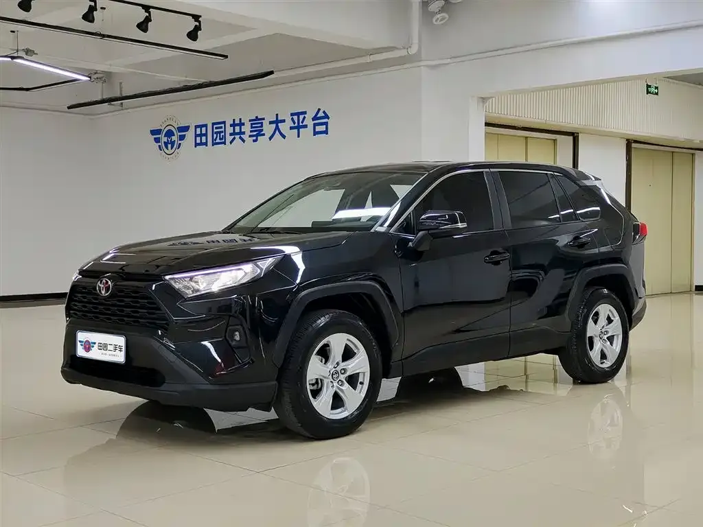 Toyota RAV4 — фото 1