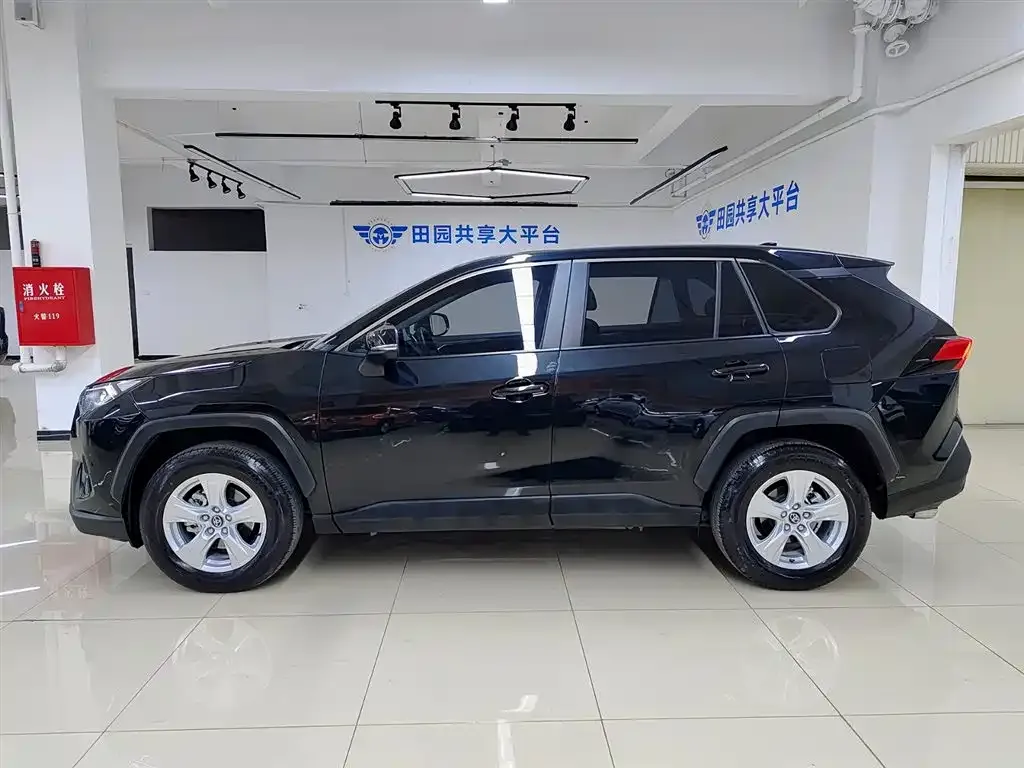 Toyota RAV4 — фото 7