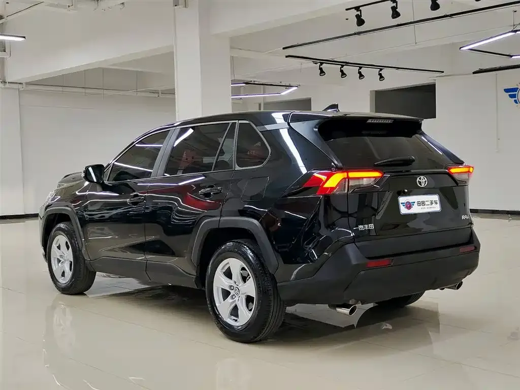 Toyota RAV4 — фото 8