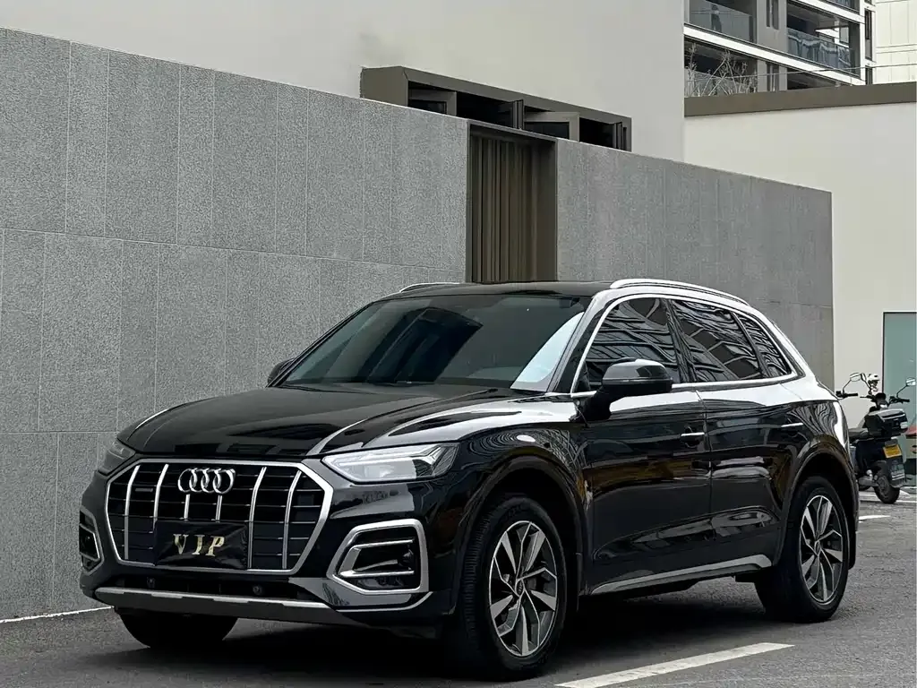 Audi Q5L — фото 1