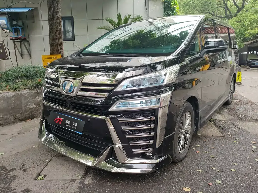 Toyota Vellfire — фото 1