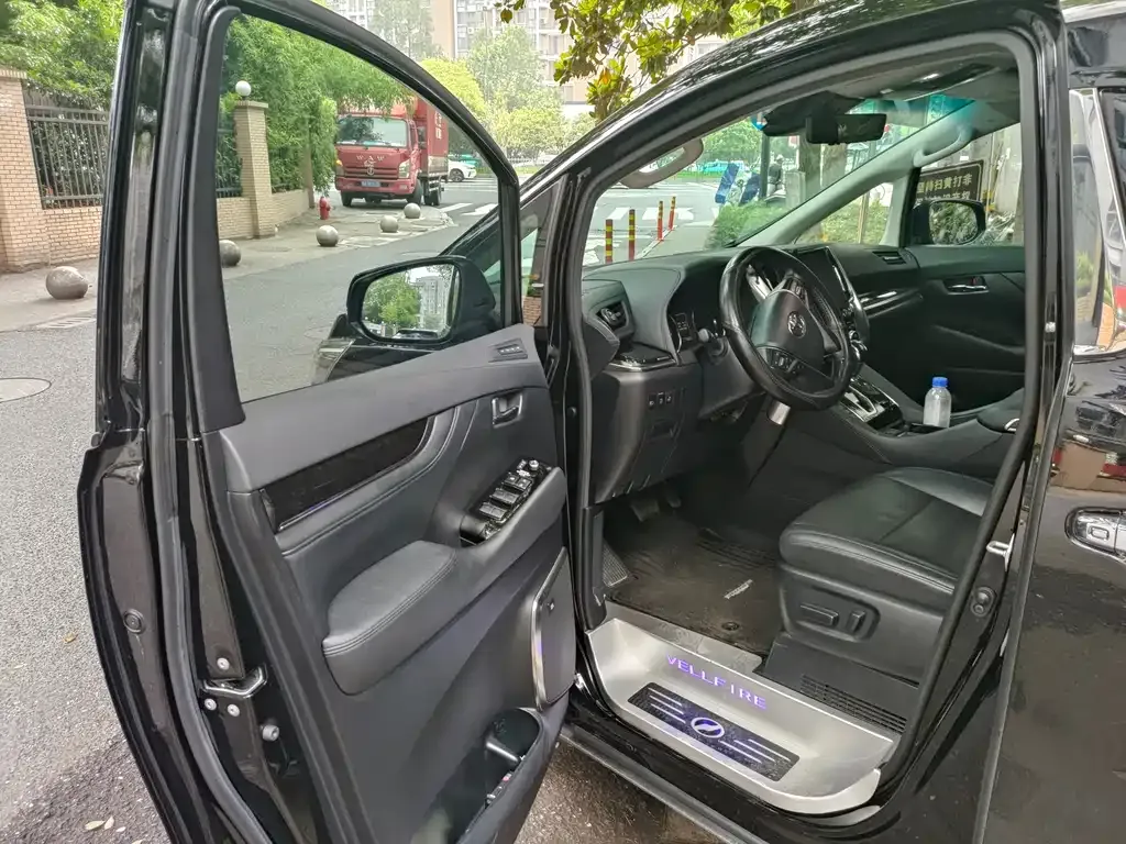 Toyota Vellfire — фото 5