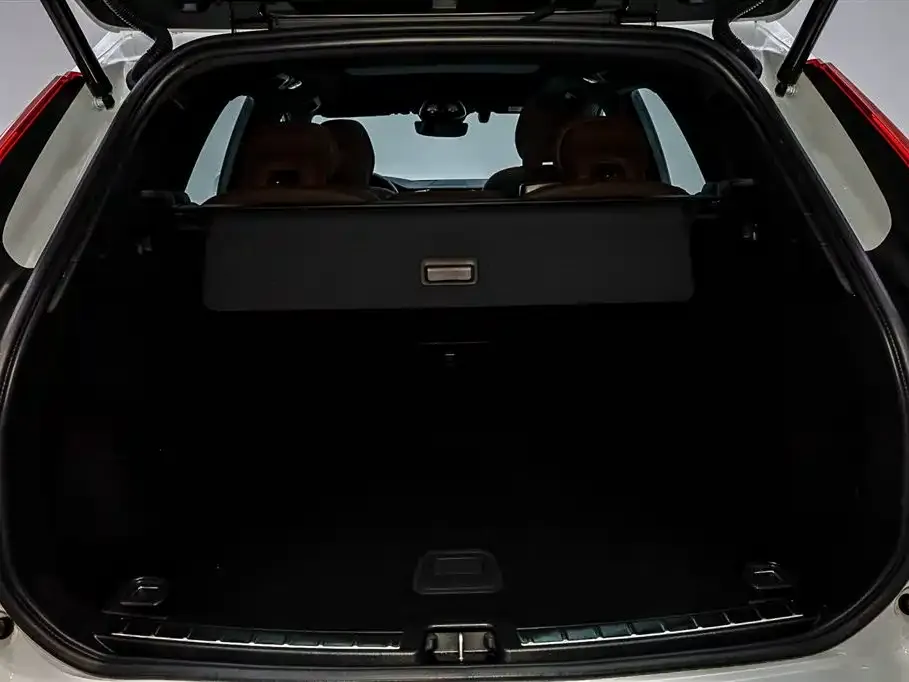 Volvo XC60 — фото 9