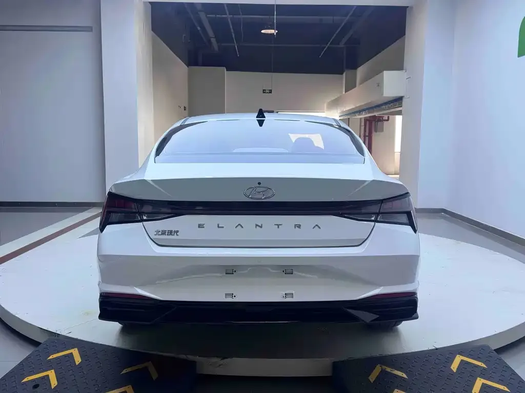 Hyundai Elantra — фото 4