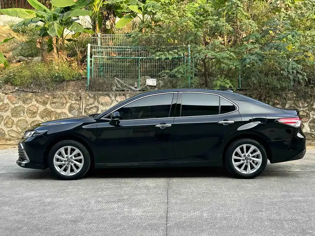 Toyota Camry — фото 9