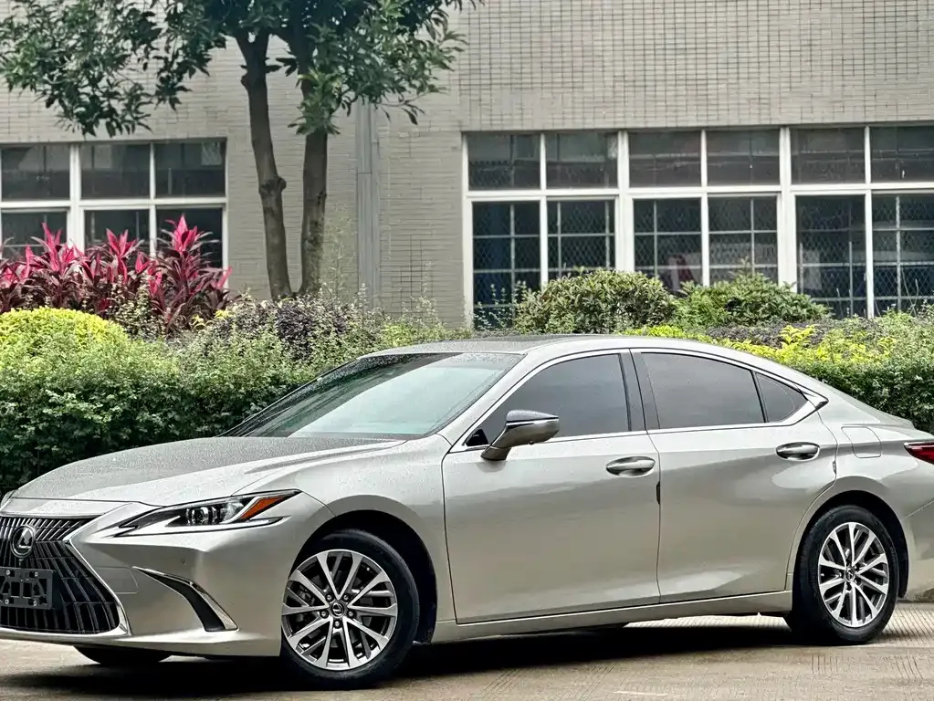 Lexus ES — фото 1