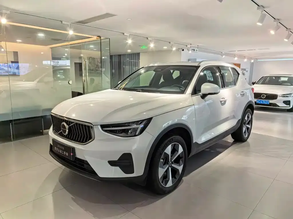 Volvo XC40 — фото 1