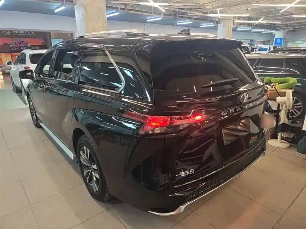Toyota Granvia — фото 4