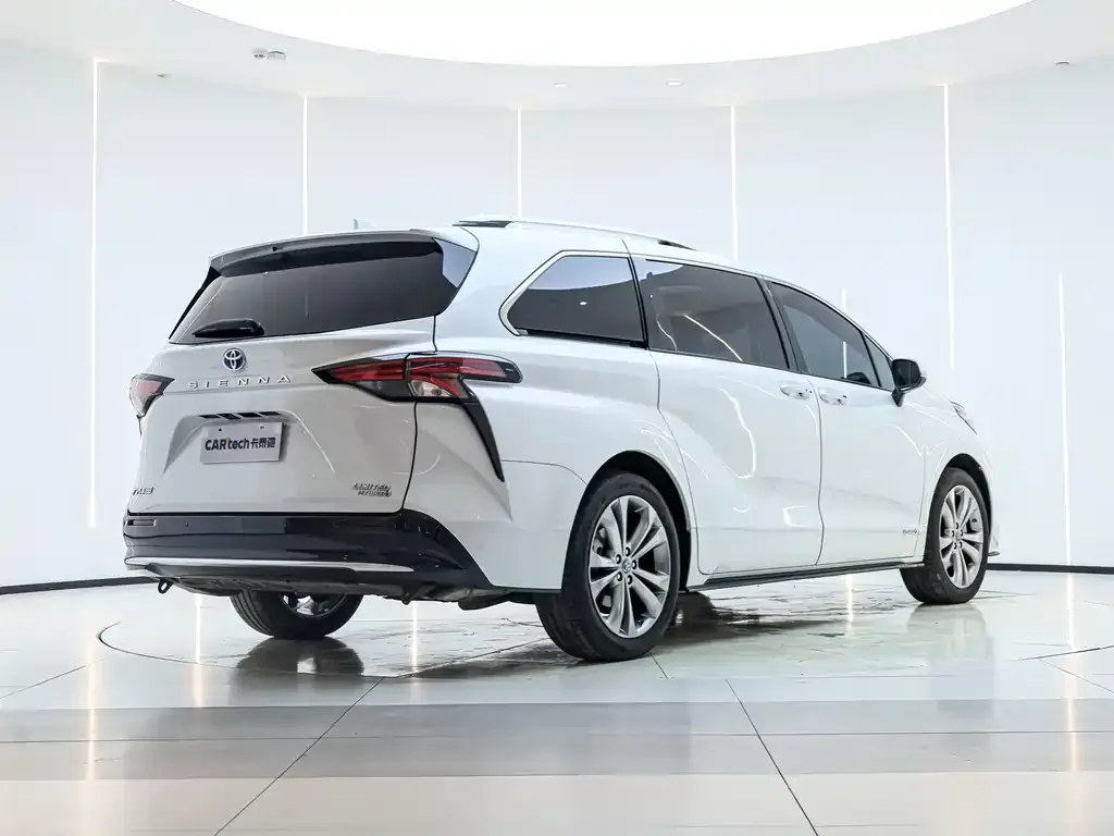 Toyota Sienna — фото 3