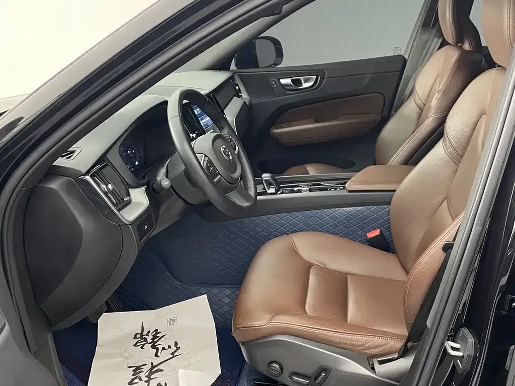 Volvo XC60 — фото 10