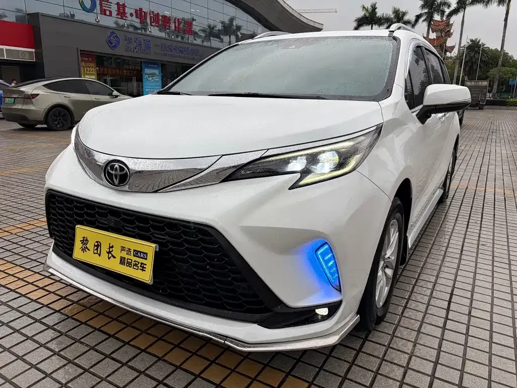 Toyota Granvia — фото 1