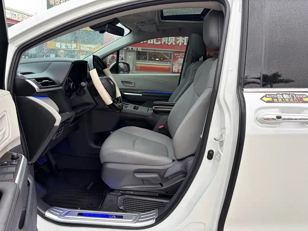 Toyota Granvia — фото 5