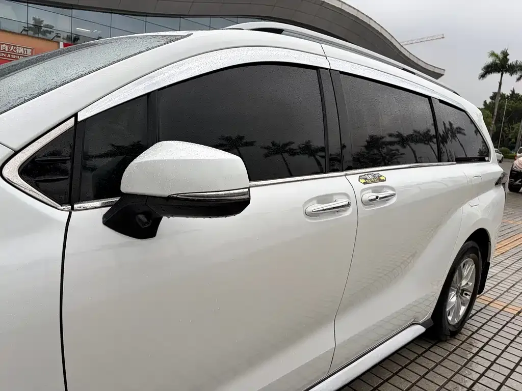 Toyota Granvia — фото 2