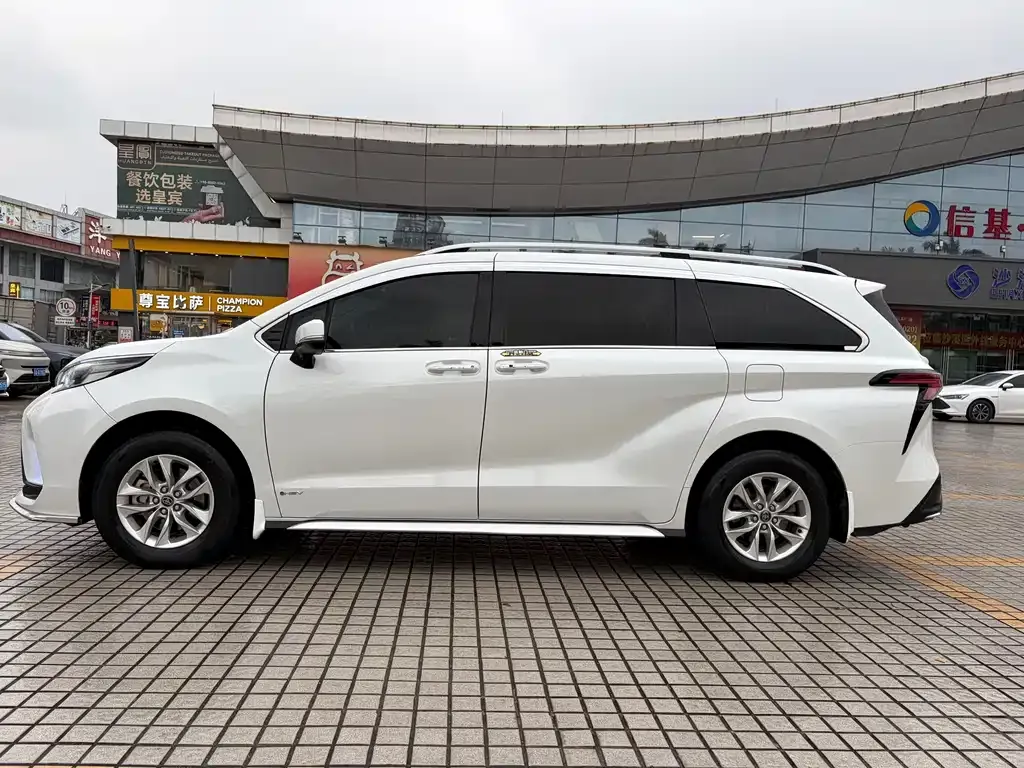 Toyota Granvia — фото 8