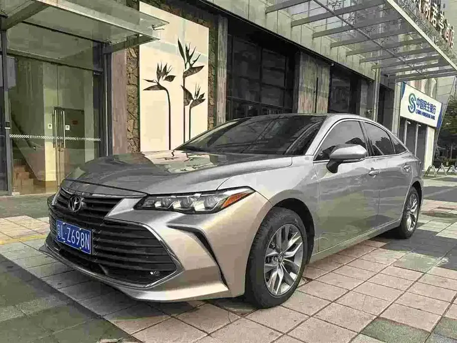 Toyota Avalon — фото 1