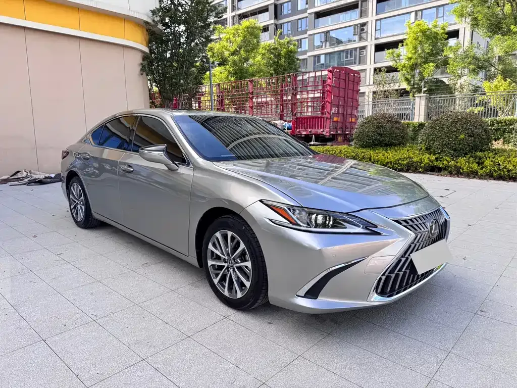 Lexus ES — фото 1