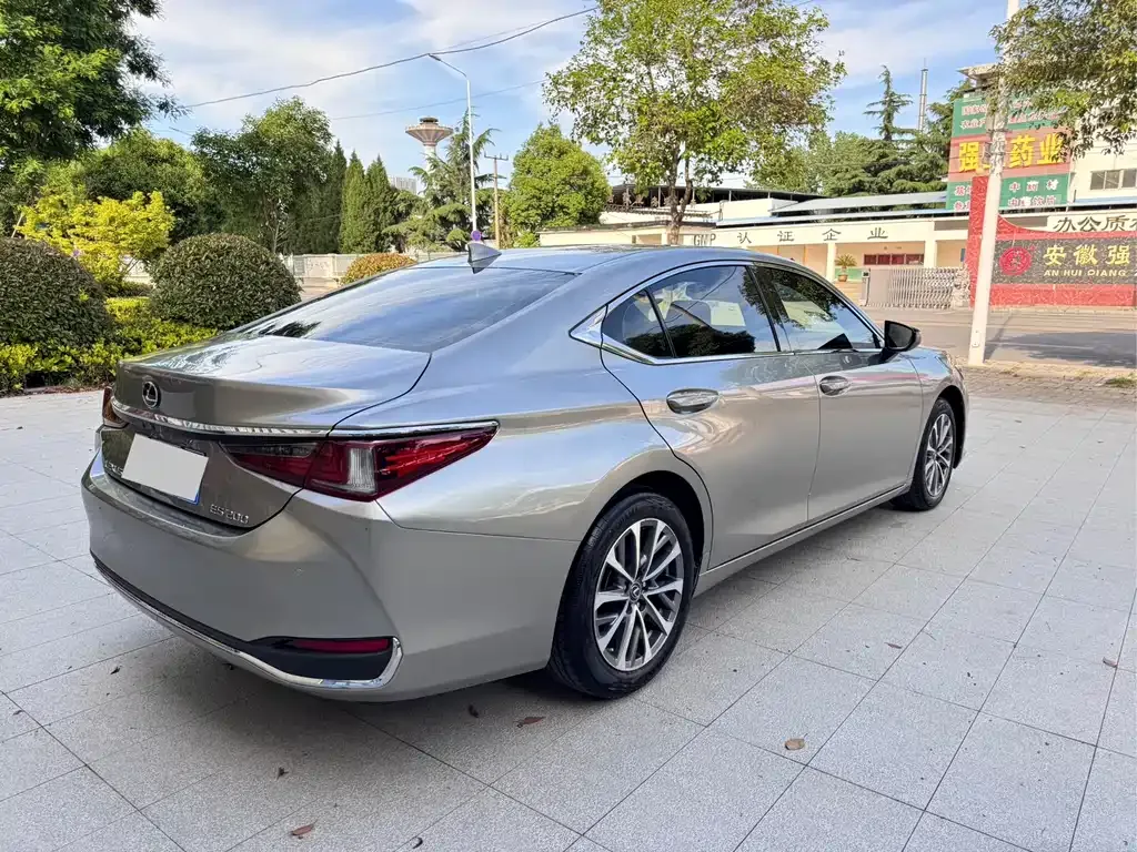 Lexus ES — фото 10