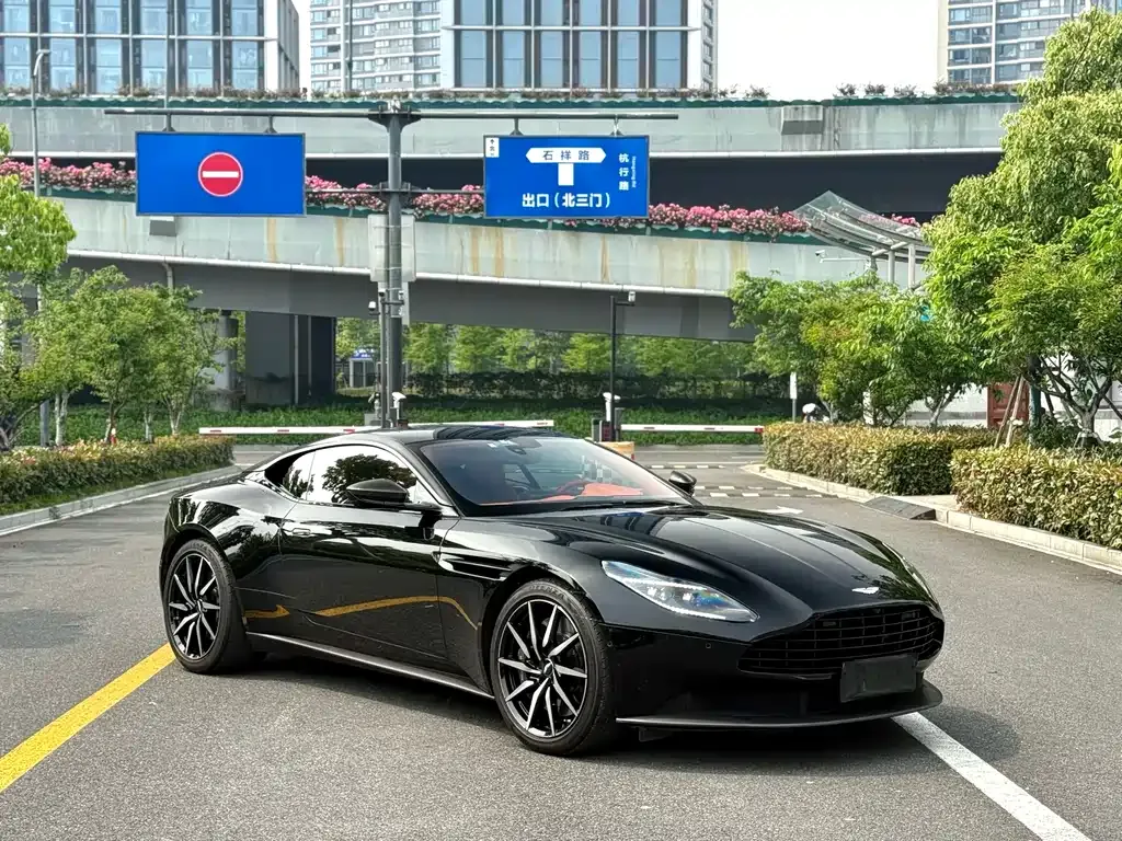 Aston Martin DB11 — фото 8