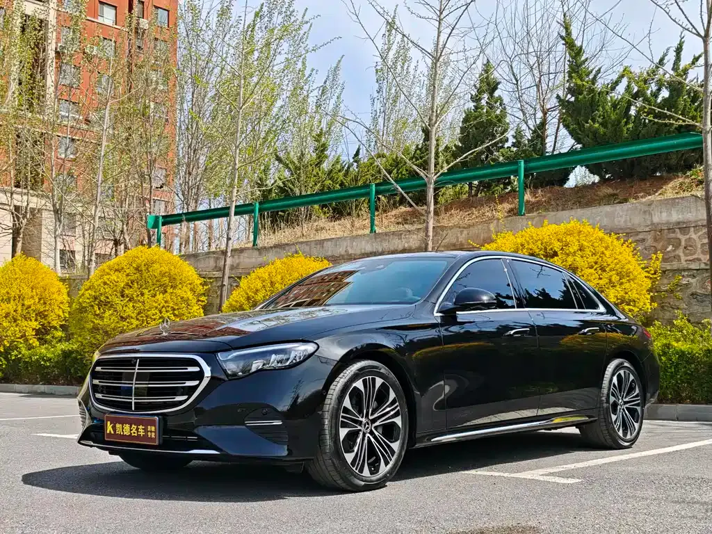 Mercedes-Benz E-Class — фото 1