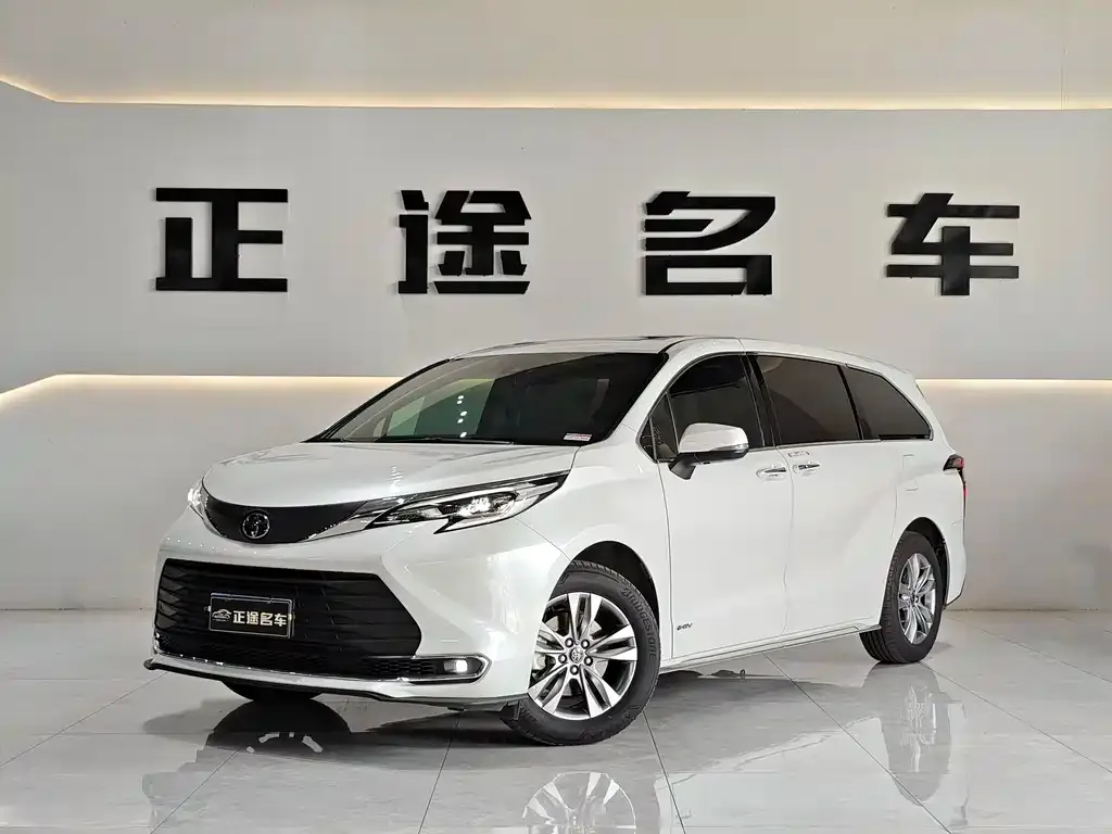 Toyota Sienna — фото 1